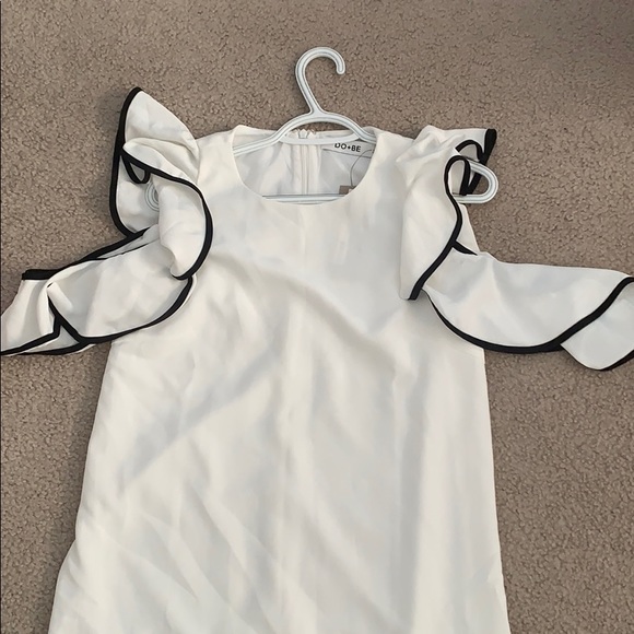 White dress with a shoulder piece - Picture 2 of 4